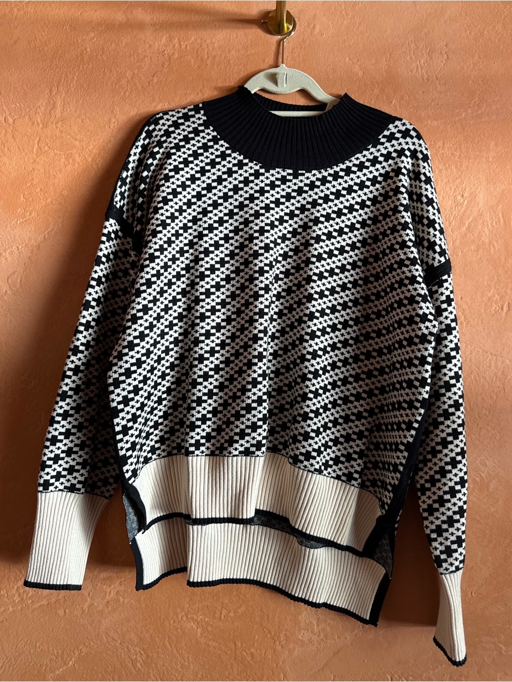 VICI Black White Geometric High Low Mock Neck Sweater Size Large
